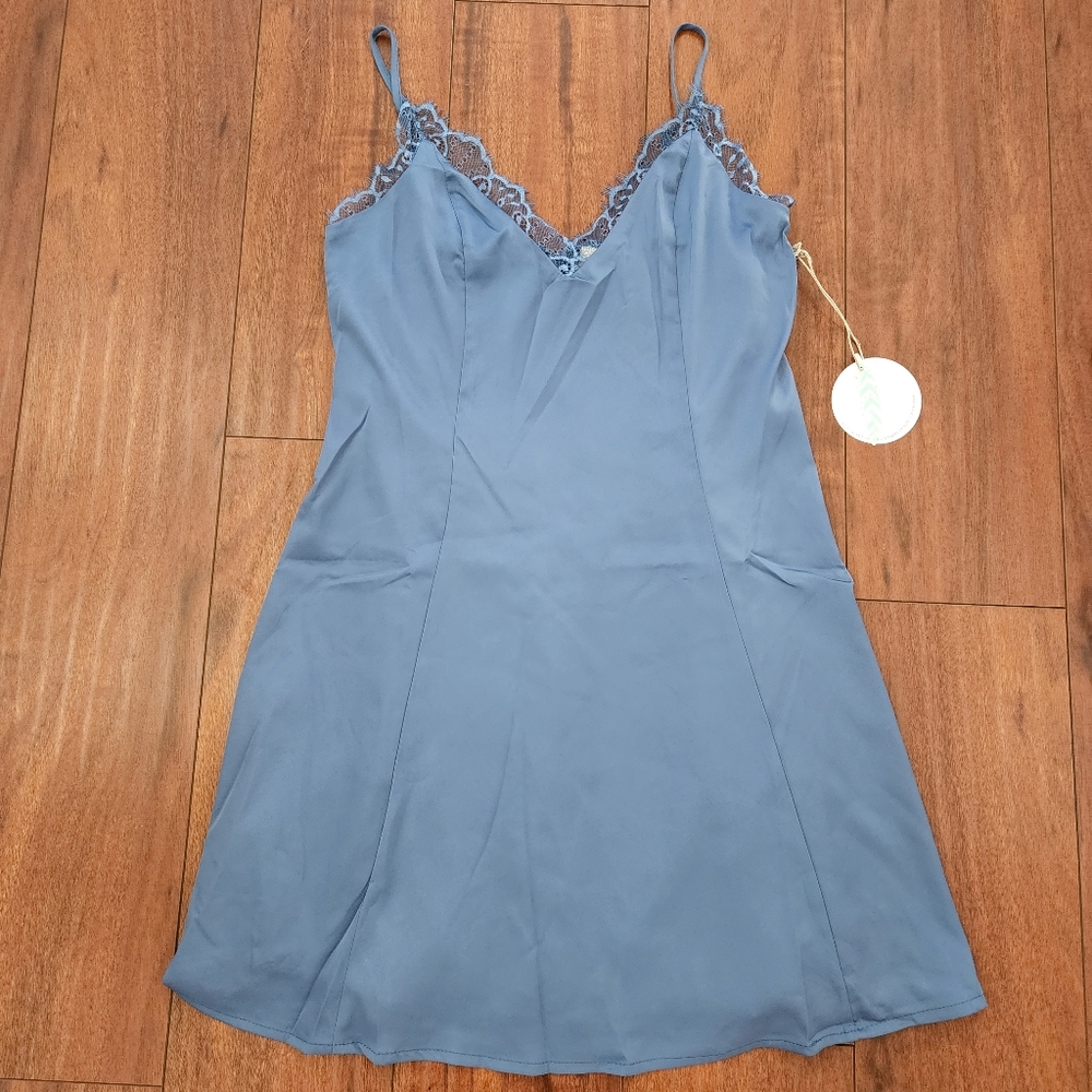 SLIP DRESS WITH LACE TRIM AROUND SWEETHEART NECKLINE
